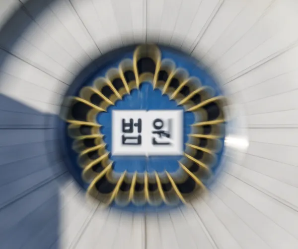 정신질환 앓는 여성 속여 금품 갈취한 일당…法, 실형 선고